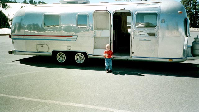 رحلات التجول في حافلات البيت المتنقل تحقق حلم قضاء عطلة رخيصة في أمريكا