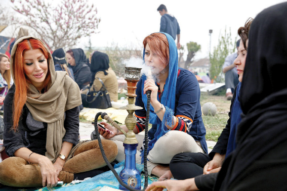 تناقض في ايران بين الحفاظ على المبادئ وشباب مفتون بالغرب