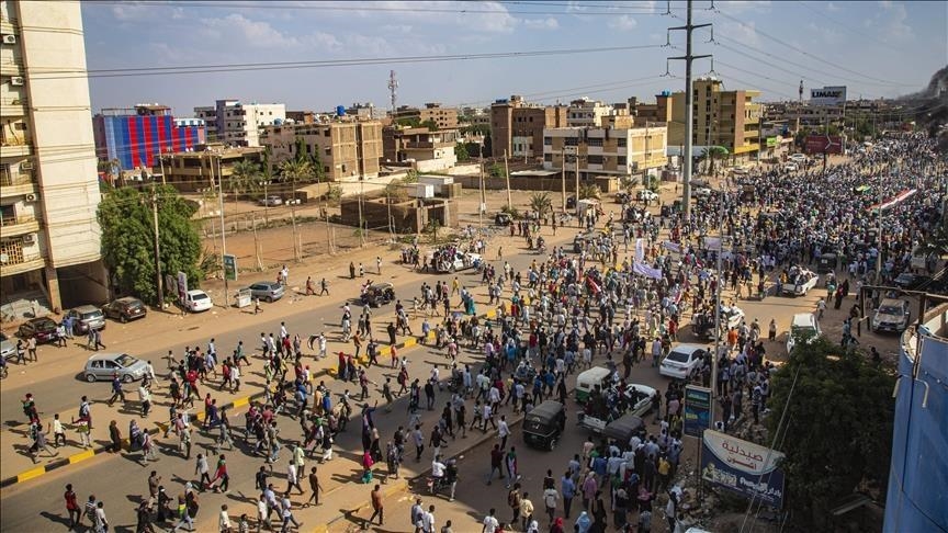 متظاهرون يغلقون شوارع بالخرطوم للمطالبة بالحكم المدني
