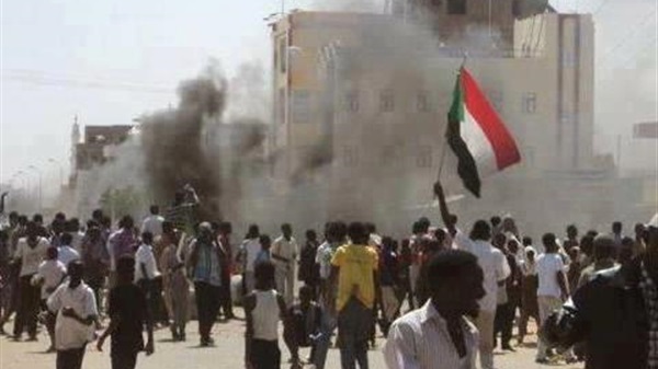 الشرطة السودانية تطلق الغاز المسيل للدموع