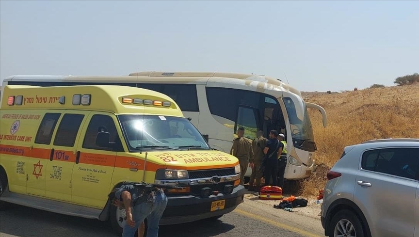 إصابة 7 إسرائيليين في استهداف حافلة شمال شرقي الضفة