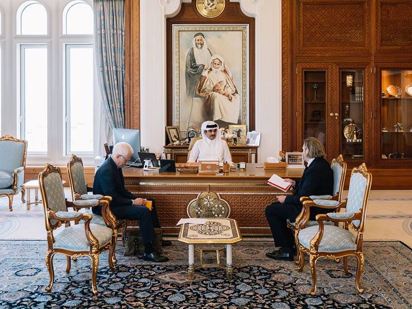 امير قطر مع صحافيي مجلة لوبوان - قنا