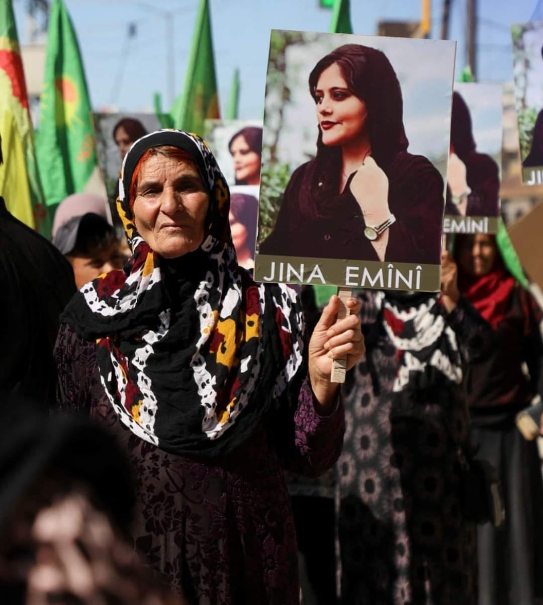 الغارديان : الاحتجاجات التي تركّز على حقوق النساء في إيران "غير عادية" -