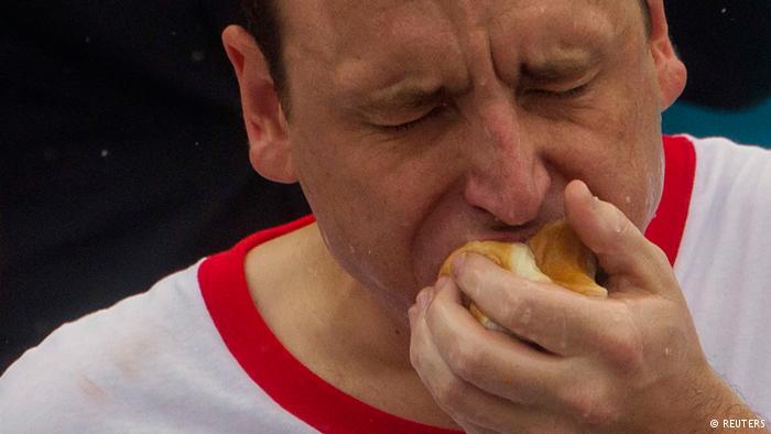  أمريكي يلتهم 61 شطيرة نقانق في 10 دقائق