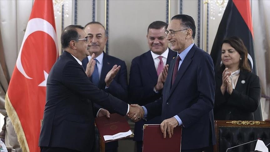 وقع كبار المسؤولين الأتراك اتفاقية النفط والغازفي زيارة مفاجئة ليوم واحد إلى العاصمة الليبية طرابلس - ايه ايه