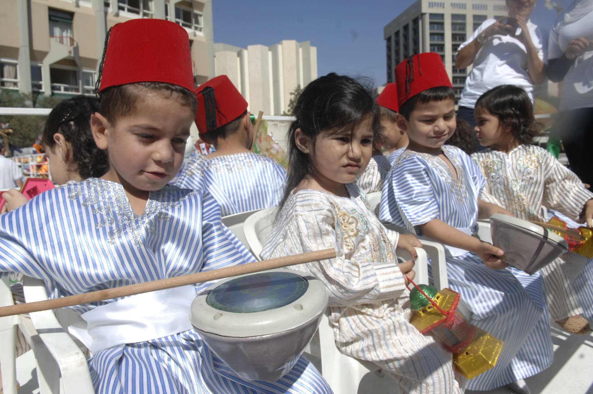 رمضان لبنان: صوم طويل دون ماء وكهرباء.. وانتحاريون يتربصون بالفرح