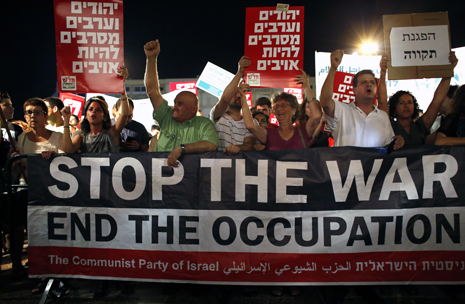 آلاف الاسرائيليين يتظاهرون في تل ابيب رفضا للهجوم على قطاع غزة