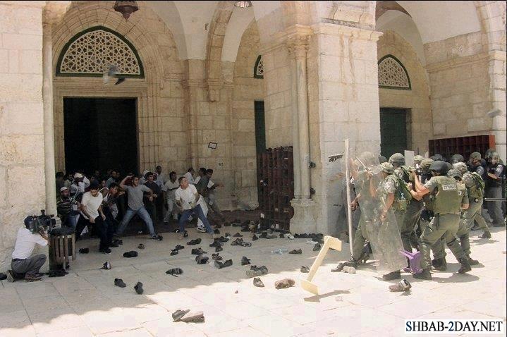 مواجهات داخل باحة الاقصى احتجاجا على دخول متطرفين يهود اليها