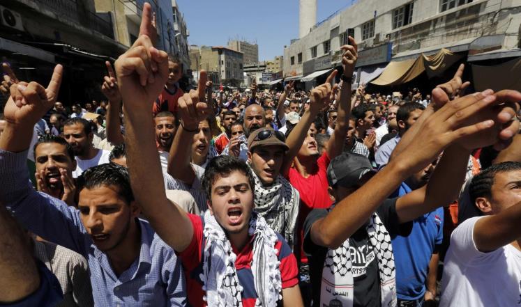مئات الاردنيين يتظاهرون قرب مبنى رئاسة الوزراء دعما لغزة