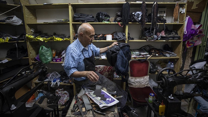 الإسكافي نبيل خريم يعمل في تصليح الأحذية منذ 55 عاما- ايه ايه