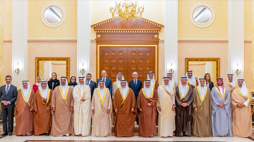 بعد تقديم ولي العهد رئيس الوزراء استقالة حكومته وتكليفه بتشكيل أخرى، وفق وكالة الأنباء البحرينية.