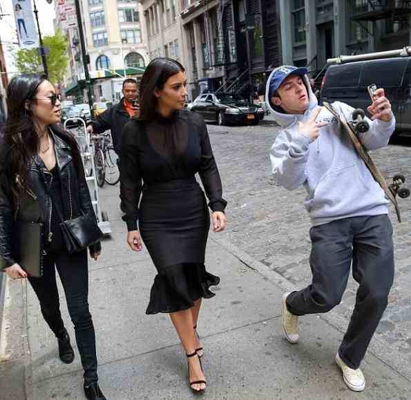 سقوط خمسة أشخاص خلال التقاط صورة "سيلفي" من أعلي سطح منزل في إسبانيا