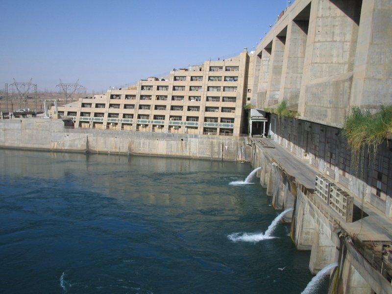 قوات كردية تستعيد سد الموصل وواشنطن ولندن تعززان دورهما العسكري بالعراق