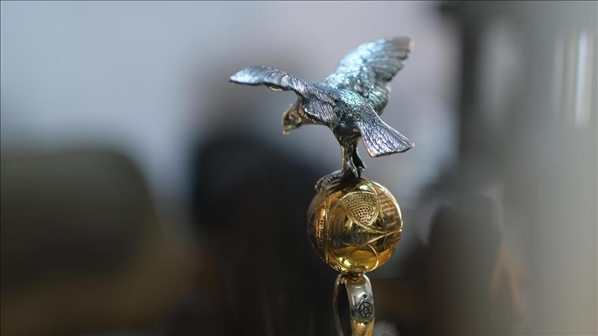 صبري دميرجي يعمل في صياغة وتصميم المجوهرات الذهبية والفضية منذ ما يقرب من 35 عامًا في السوق المسقوف في إسطنبول-ايه ايه