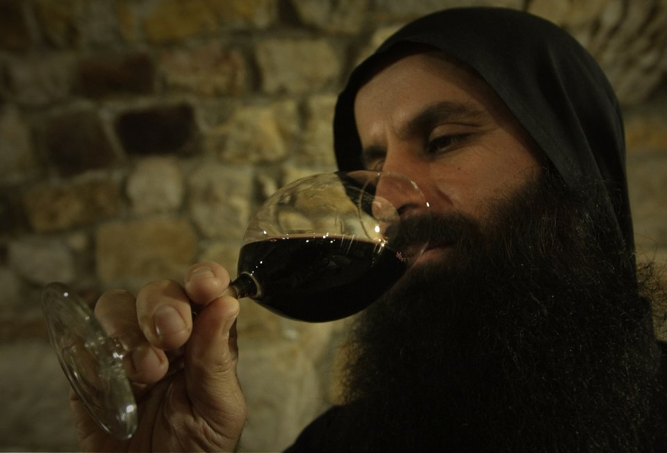 أديرة لبنان تنتج نبيذاً عضوياً، وتحاول اختبار المنافسة العالمية