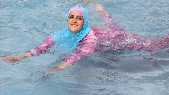 مغربيات يطالبن بحقهن في السباحة بالطريقة الشرعية
