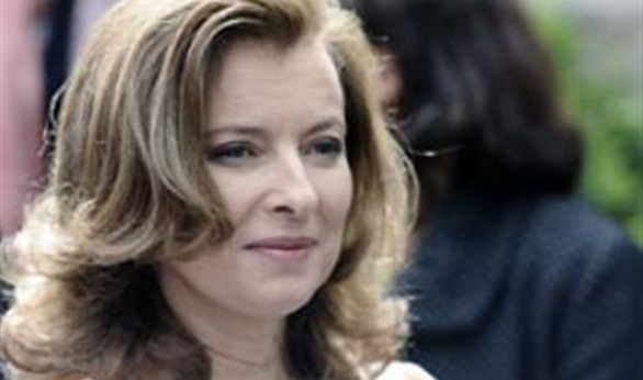  صديقة سابقة تكشف المستور من حياة الرئيس الفرنسي الخاصة في  كتابهاعنه