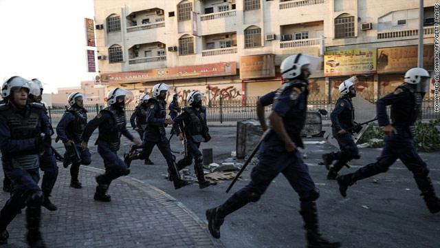 الحكم على 14 بحرينيا بالسجن المؤبد بتهمة مهاجمة الشرطة