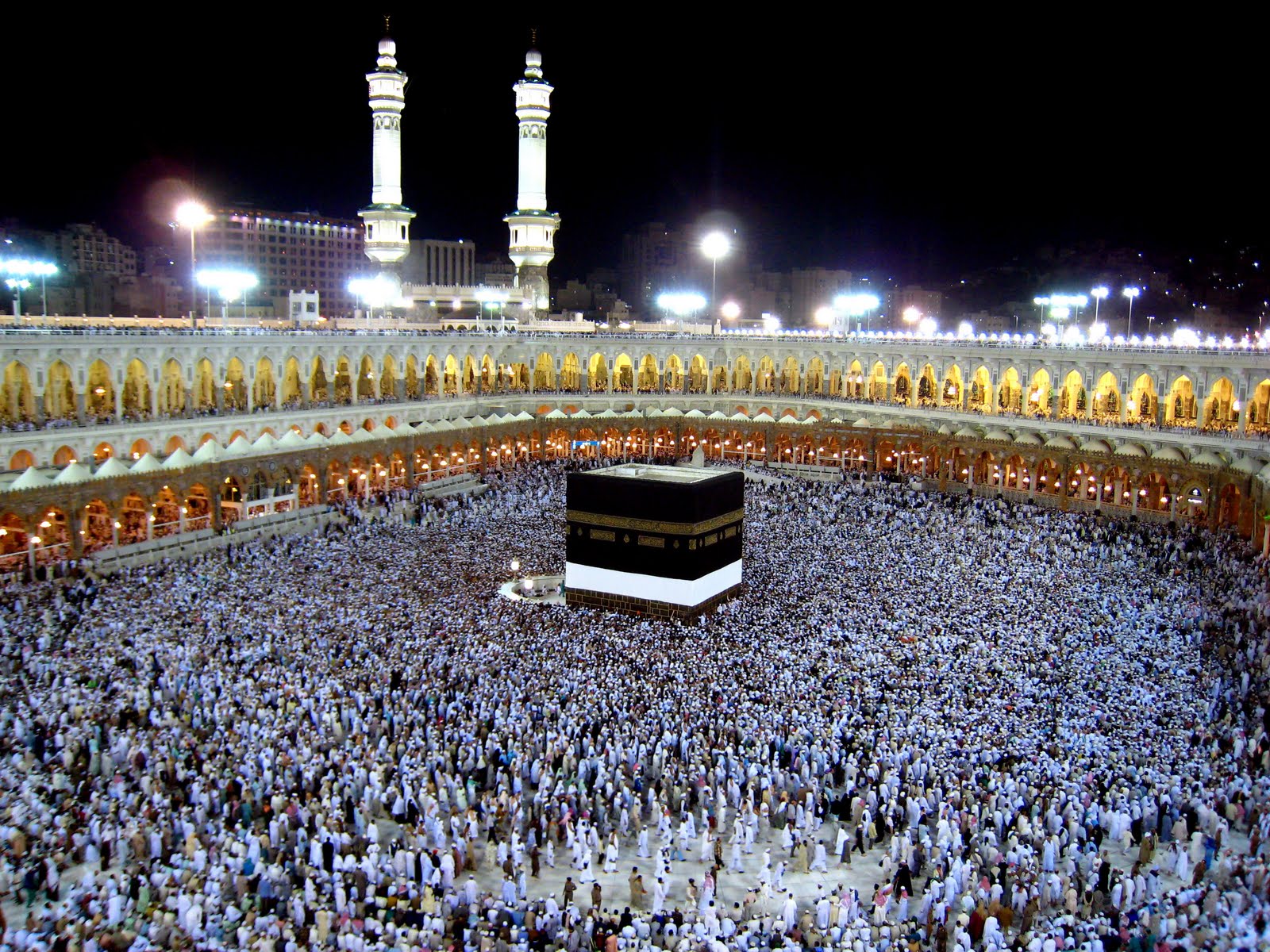 مسلمون يتدفقون من ارجاء العالم الى مكة لاداء مناسك الحج
