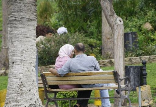 مئة جلدة عقوبة ممارسة الجنس خارج إطار الزواج في اندونيسيا