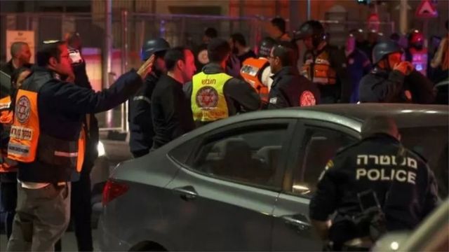 طواقم الإسعاف والشرطة في موقع الحادث - غيتي ايمج