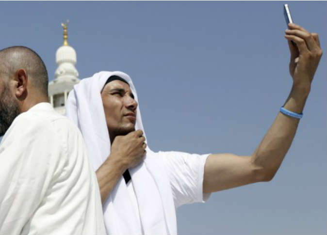 رواج كبير ل"السيلفي" في موسم الحج والمحافظون مستاؤون