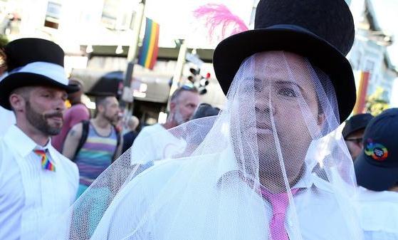 المحكمة العليا الأمريكية تقنن زواج المثليين في خمس ولايات