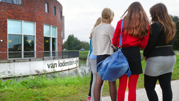 مدرسة هولنديه مسيحية تستعيد الفضيلة بواسطة الملابس