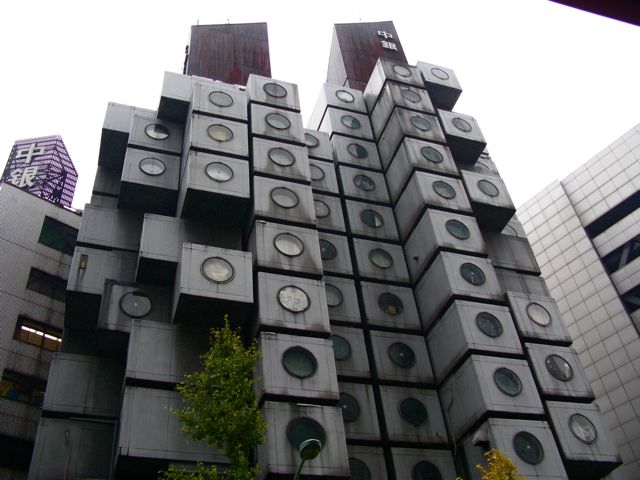 مبنى "الكبسولات" السكنية في طوكيو مهدد بالدمار