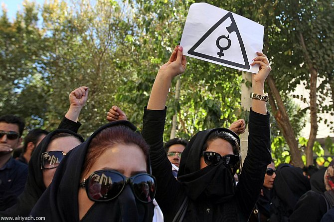 هجمات بالحمض علي النساء في أصفهان تؤدي الي خروج المظاهرات الرافضه