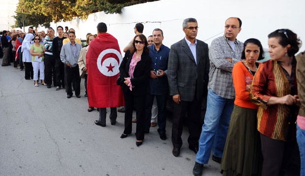 التونسيون يتوجهون الى مكاتب الاقتراع لانتخاب أول برلمان منذ الثورة