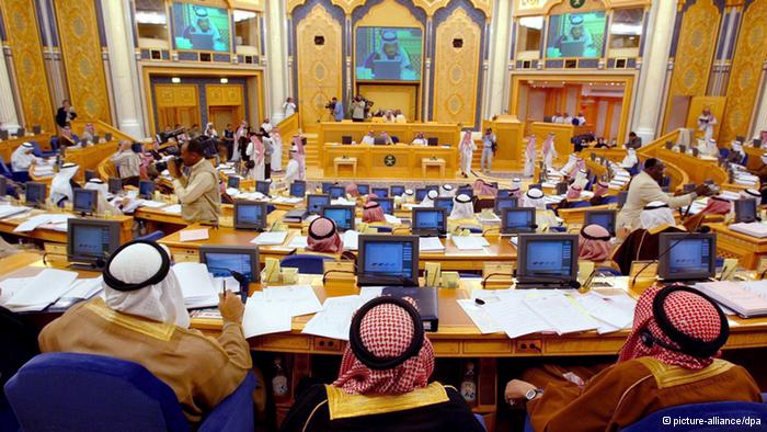 مجلس الشورى السعودي يقر جواز "التصفيق" تحت قبته بعد صدور فتوى
