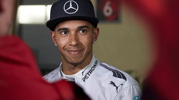 هاميلتون يتفوق في أبو ظبي ويتوج بلقب بطولة العالم لفورمولا-1 للمرة الثانية