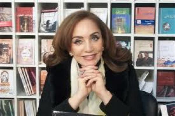  "عباءات" أحلام مستغانمي تثير جدلا بالكويت