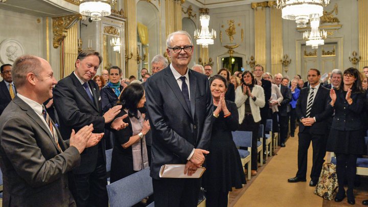 باتريك موديانو يلقي خطابا "مؤثرا" بمناسبة تسلمه جائزة نوبل للآداب