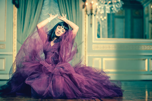 نجمة الأوبرا الروسية "نتربكو" تظهر مع قائد للانفصاليين الأوكرانيين وترفع علمهم