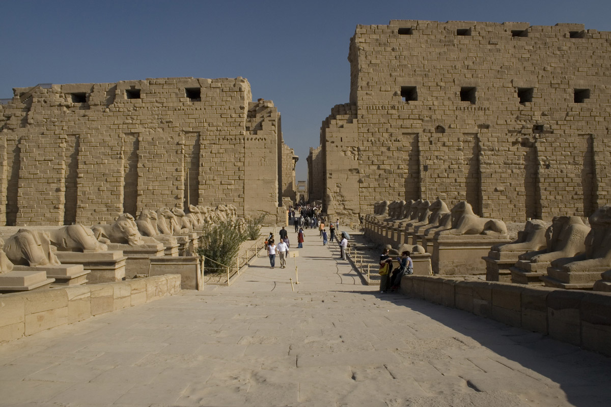 العثور على خبيئة جديدة من التماثيل بمعابد الكرنك شرق الأقصر