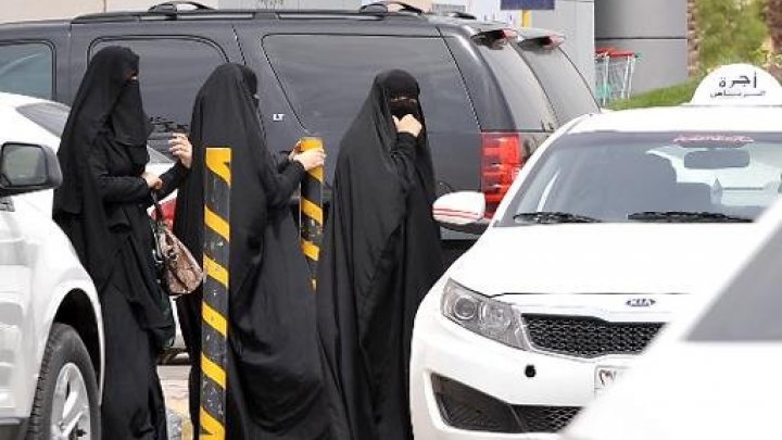 السعودية : ضبط فتاة متنكرة في زي رجالي في ملعب لكرة القدم