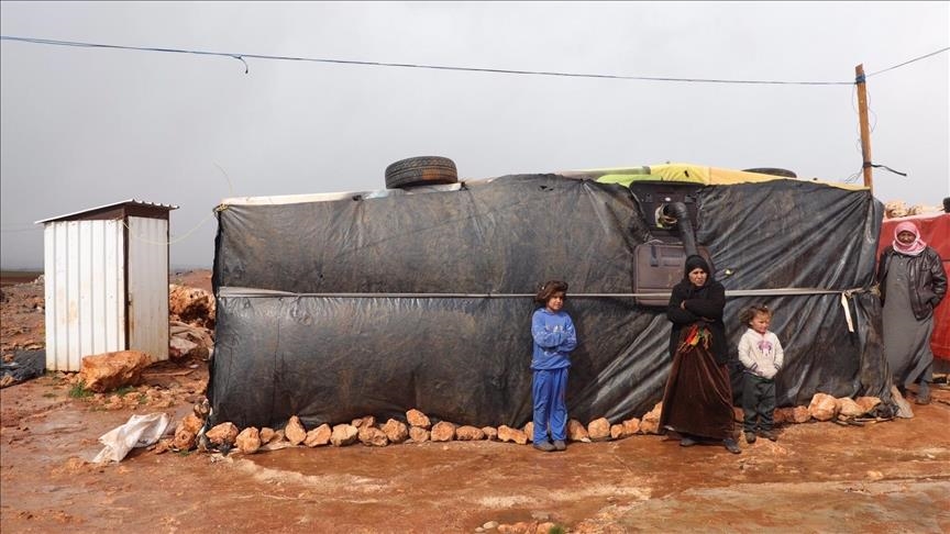 لاجئون سوريون في لبنان امام خيمة متهالكة-  فيسبوك