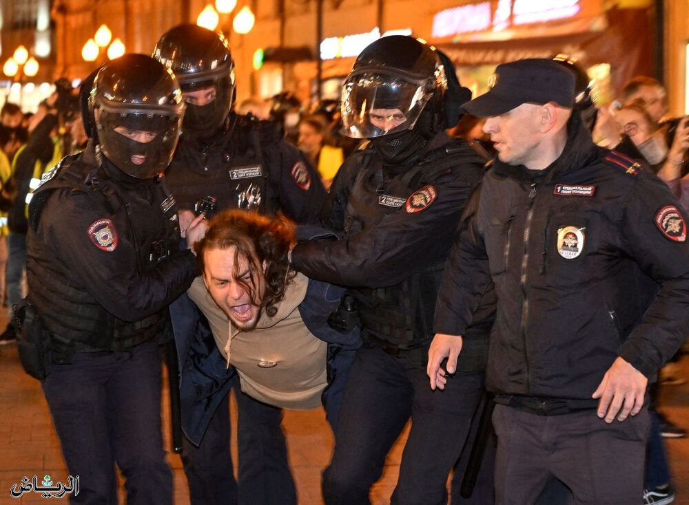 الشرطة الروسية تعتقل متظاهرين ومتظاهرات ضد بوتين - فيسبوك