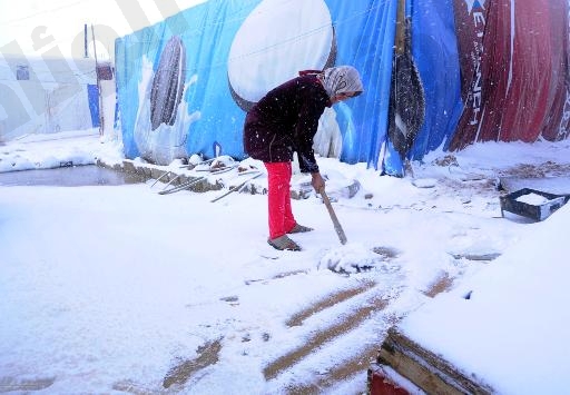 شتاء لبنان القارس يقض مضاجع وخيام اللاجئين السوريين 