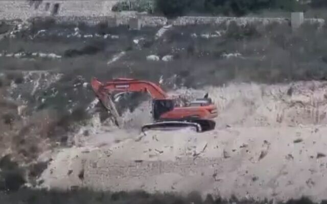 معدات بناء تخلي أرض لبؤرة "حومش" الاستيطانية غير القانونية، 25 مايو 2023. ( يو تيوب)