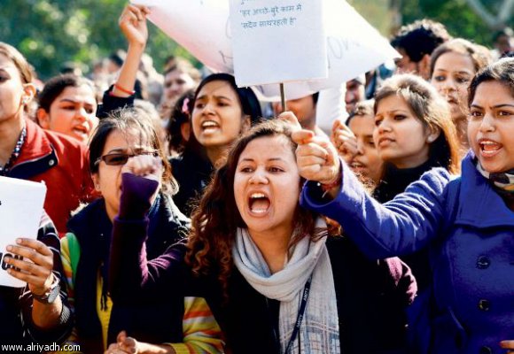 ملاحقة  شرطيين هنديين متهمين باغتصاب فتاة قاصر في مركز للشرطة