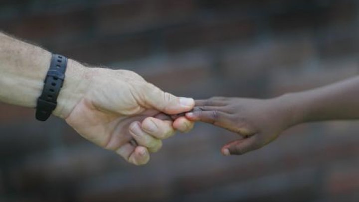 تبني الاطفال الاجانب في فرنسا لانخفاض بسبب تعقيد الاجراءات 