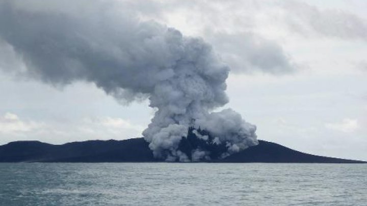 ثوران بركان في المحيط الهادئ يكون جزيرة جديدة