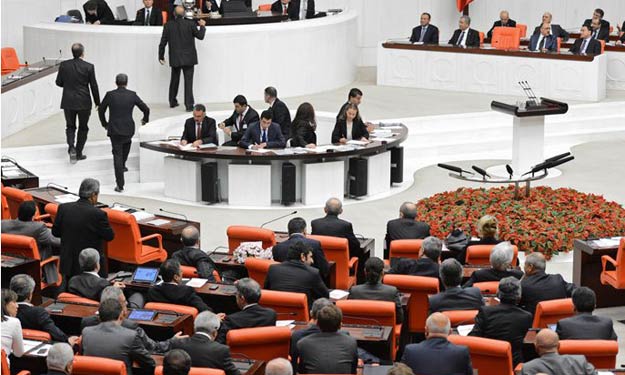 البرلمان التركي يصوت ضد إحالة وزراء سابقين للمحاكمة بتهم فساد