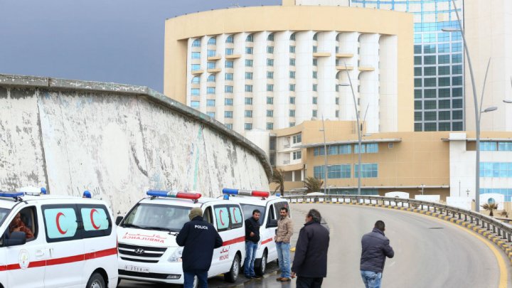 مسلحون يفجرون أنفسهم في فندق بطرابلس بعد محاصرتهم