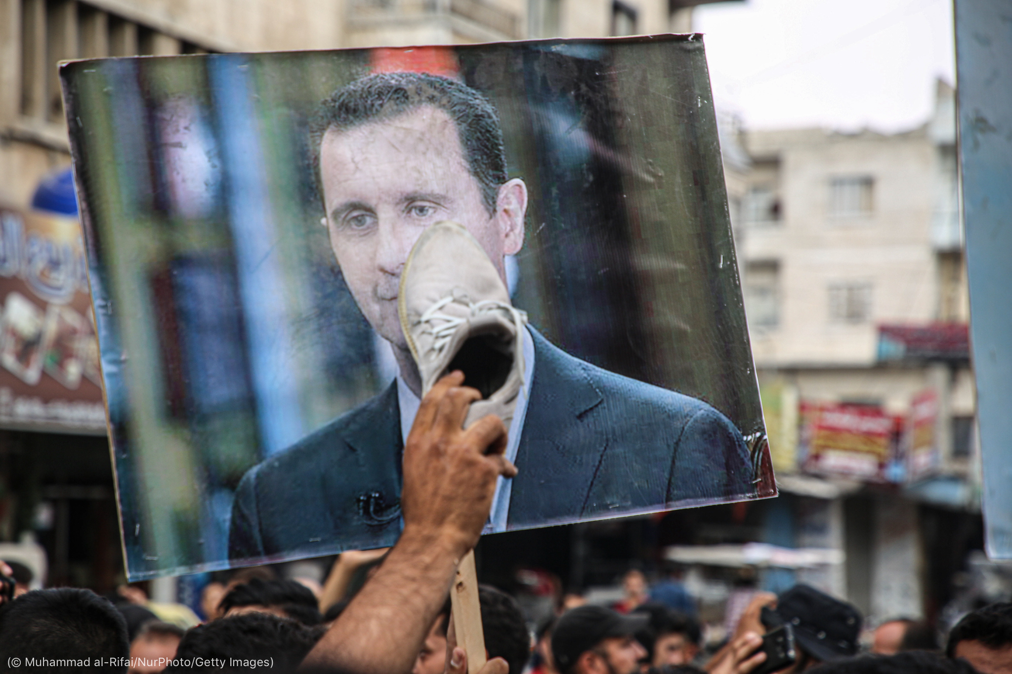 ضرب صور بشار بالاحذية داخل سوريا - فيسبوك