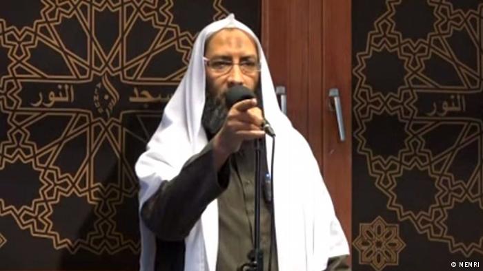  وقف إمام مصري عن الخطابة بمسجد  الماني لاتهامه باهانة النساء 