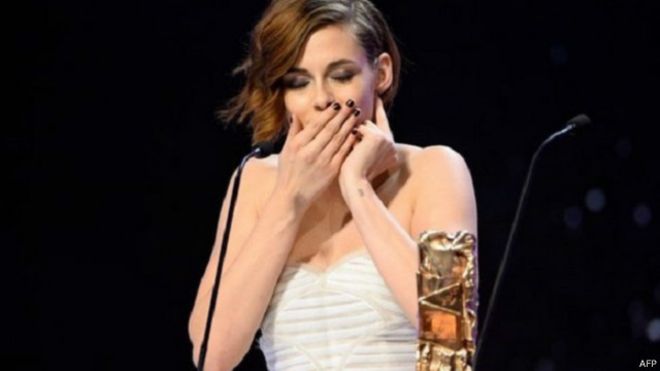 كريستين ستيوارت أول أمريكية تفوز بجائزة "سيزار" الفرنسية